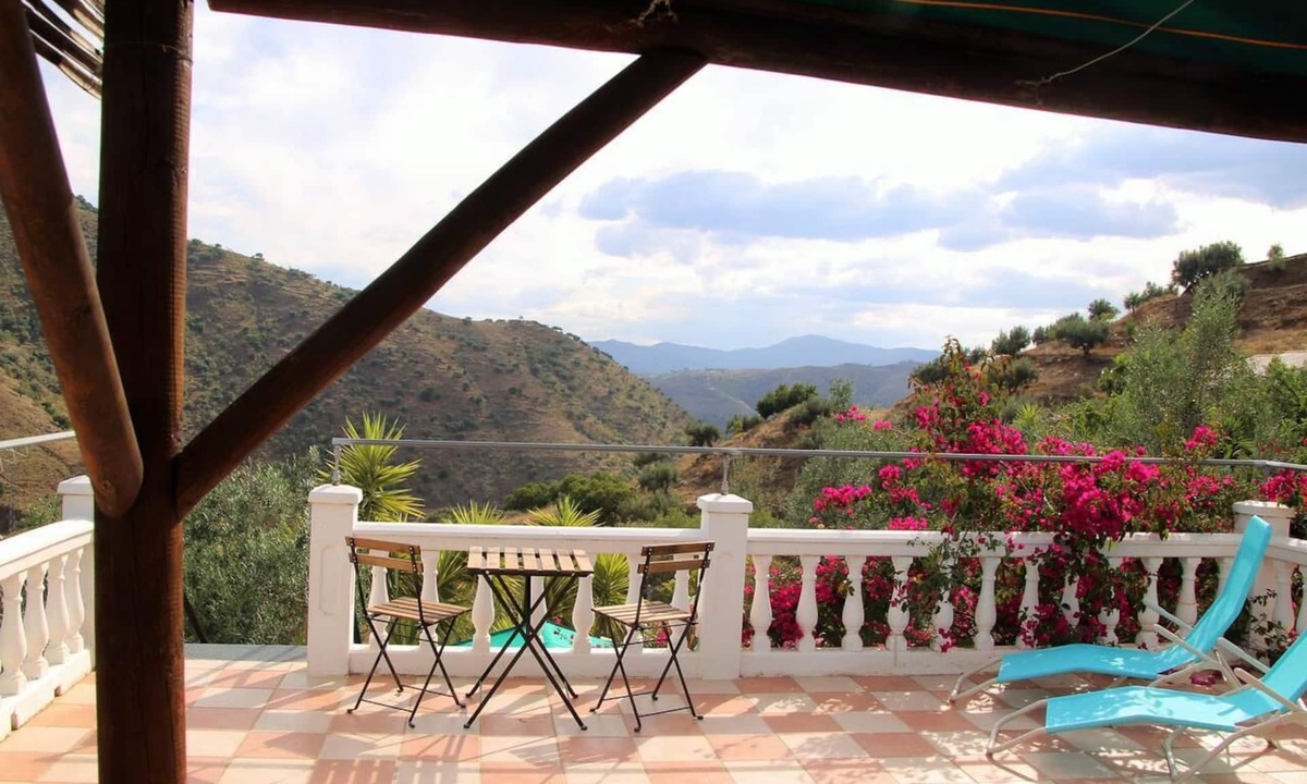 Canillas de Aceituno House | Delightful Studio 'Velez' w/Mountain Views, sleeps 2, in country holiday complex