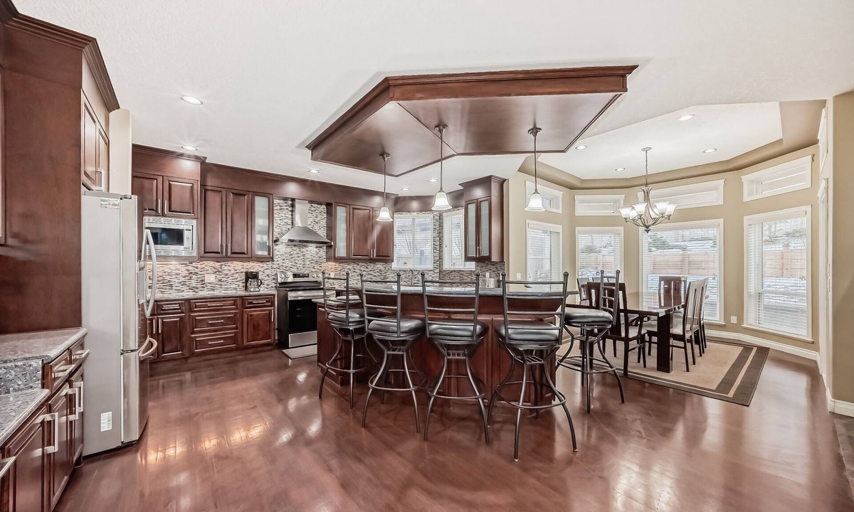 Symons Valley House | Delightful, Stunning Luxury Home with Double Garage & Balcony