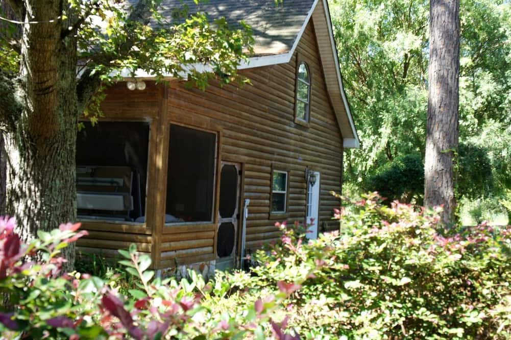 Tifton Cabin | Delightful Vacation Cabin for Unique Getaway near Macon, Georgia