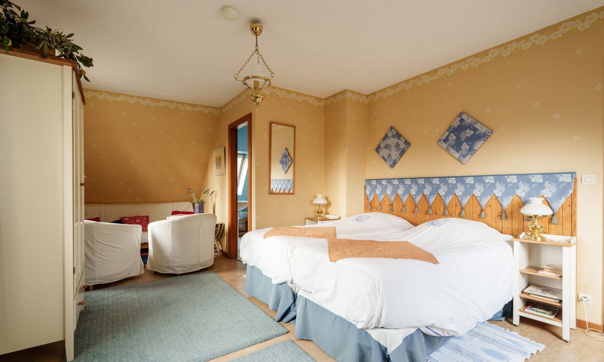 Boersch Bed & Breakfast | Delphi Guest Room with Mountain View