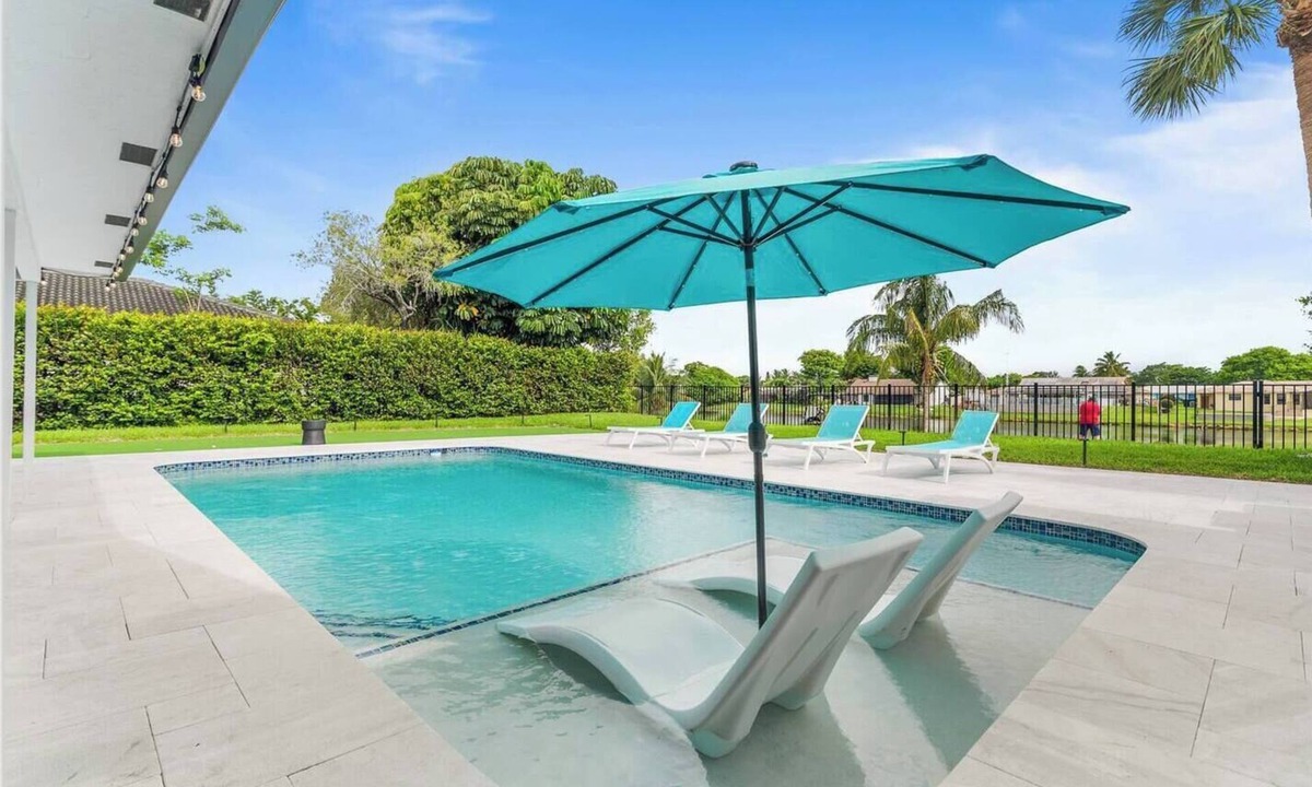 Delray Beach House | Delray Beach Pool/Spa/Putting Green. Minutes to Beach and Atlantic Ave.