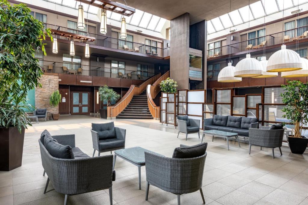 Willow Park Hotel | Delta Hotels by Marriott Calgary South