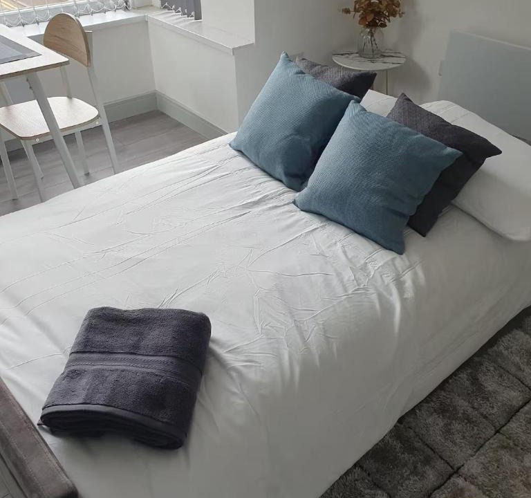 Desborough Apartment | Deluxe 1 & 2 Bed Apartment - Desborough - Kettering - Sleeps up to 5 - Free Parking, - WIFI - Contractors, Professionals, Families and Relocators - By The Home Makers Hub