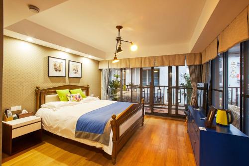 Xihu Qu House | Deluxe Double Balcony King Room Bathtub