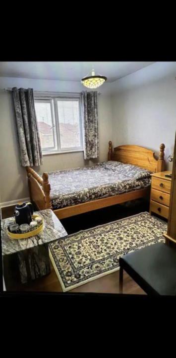 Clydebank House | Deluxe Double Bed With Private Mordern Shower & Smart TV