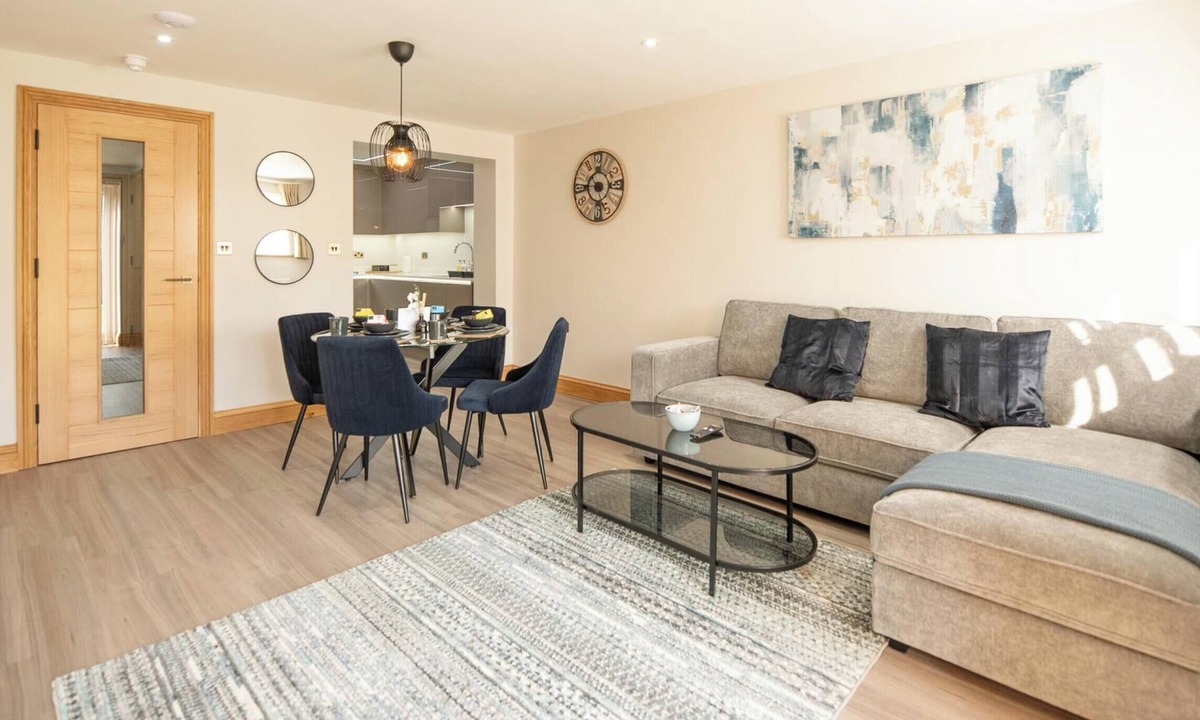 Reading Apartment | Deluxe Ground Floor 2-Bed with Parking & Garden