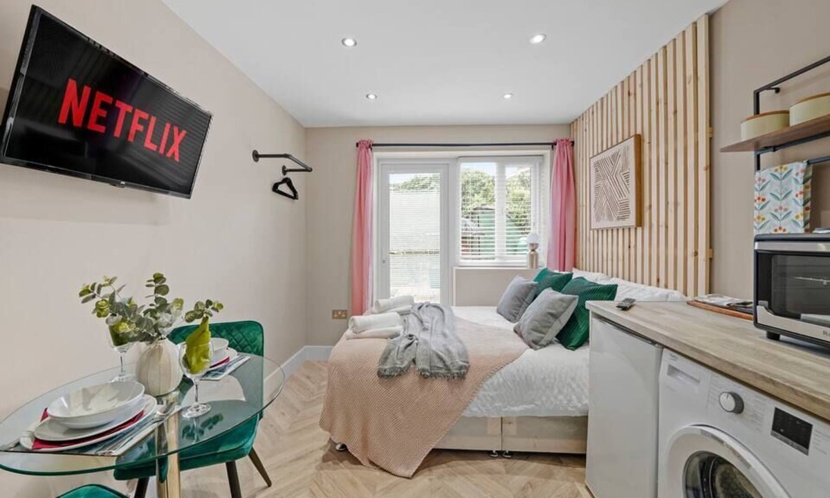 Heathrow Villages Apartment | Deluxe Heathrow Studio - Parking- Flat 2