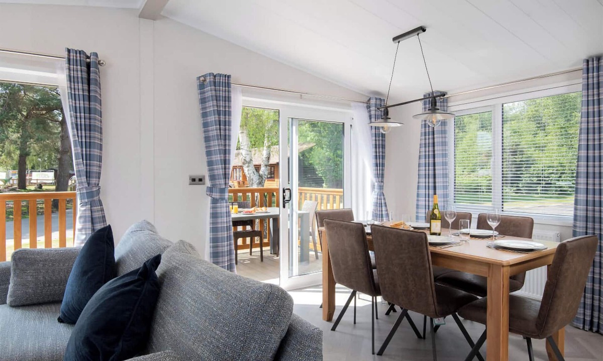 Helston Ski Chalet | Deluxe Lodge with parking & decking