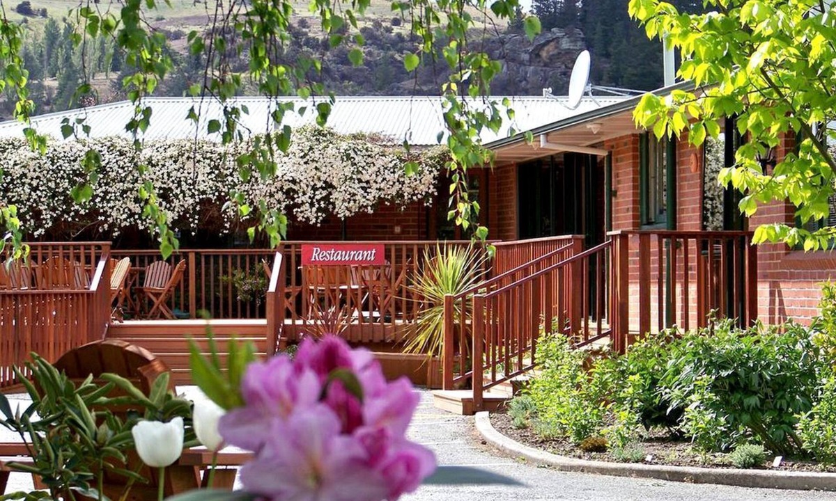 Lake Roxburgh Village Cabin | Deluxe River Retreat for Two by Lake Roxburgh, Central Otago