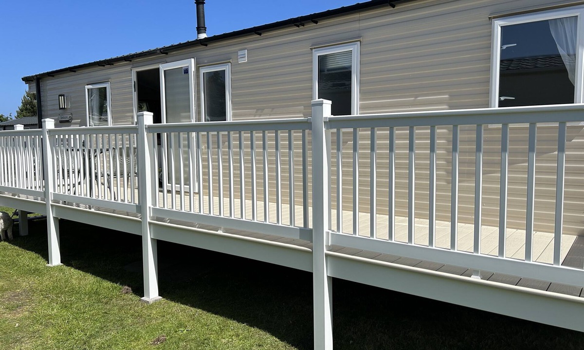 Prestonpans House | Deluxe, Spacious, Modern 3 Bedroom Holiday Home, Large Enclosed Decking Veranda