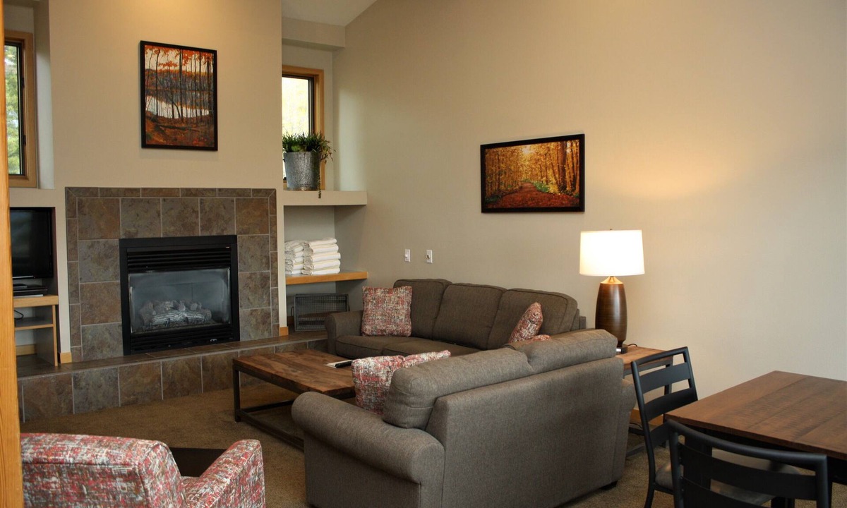 Baldy Mountain Condo | Deluxe Three Bedroom Condo. AMAZING VIEWS. On bus route. Pet friendly.