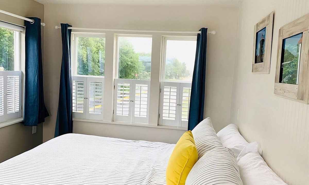 Long Beach Hotel | Deluxe Three Bedroom with Kitchen at Boardwalk Cottages, Full Kitchen, Parking