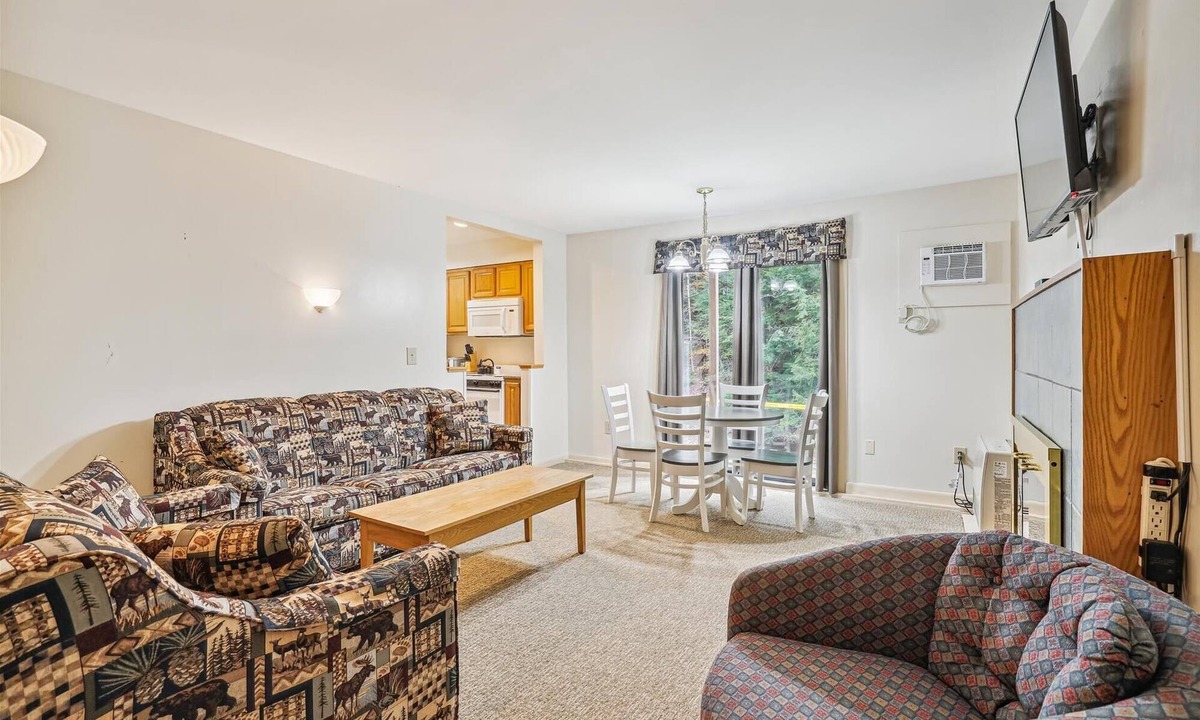 West Bridgewater Hotel | Deluxe Two Bedroom Suite on the 1st floor outdoor heated pool 10708