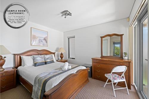 Caringbah South House | Deluxe Waterfront Queen Room in Caringbah South - Gorgeous Views All Around - Shared Bathroom