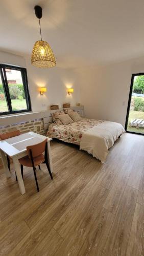 Cahors Apartment | Demeure Cosy & Table d'Hôtes à Cahors - Chambre d'hôte climatisée- Studio La Pause Cadurcienne