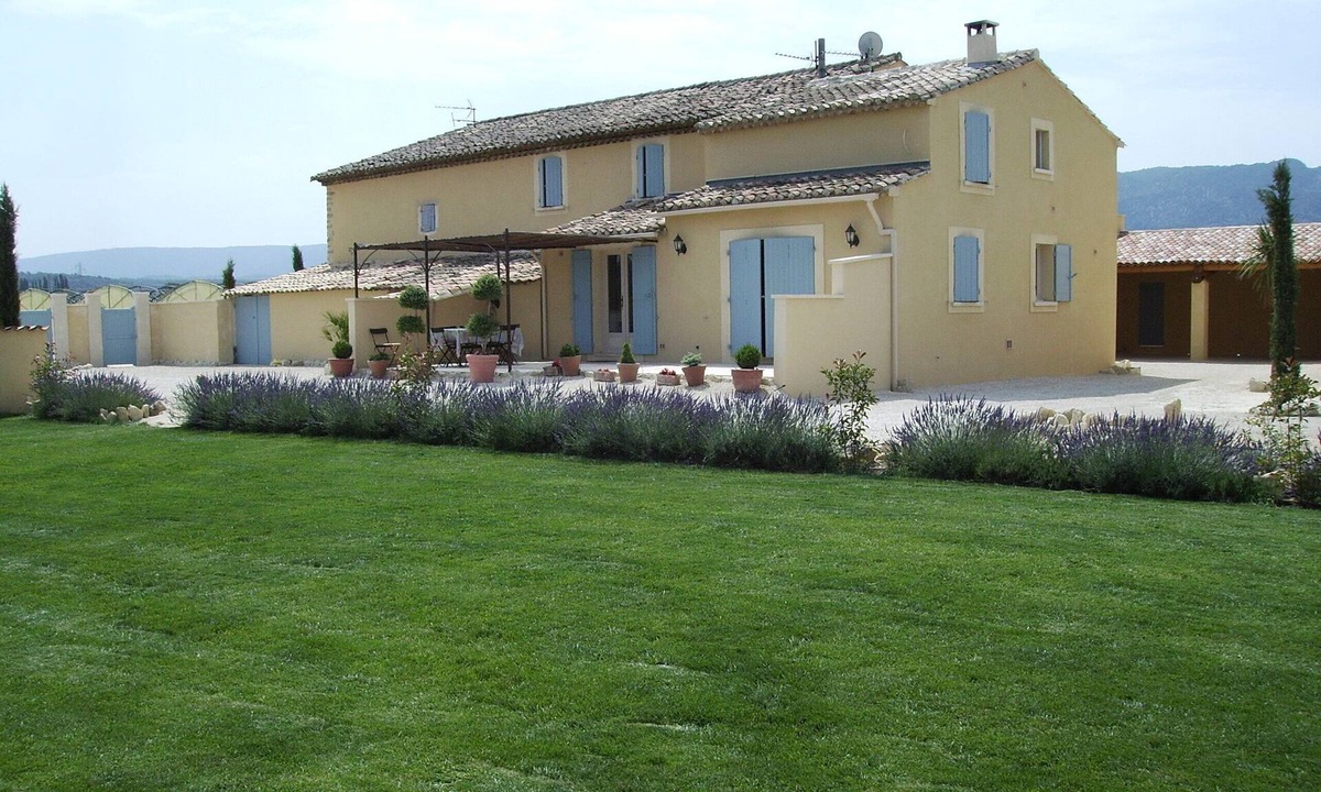 Oppede House | DEMEURE D'HOTES LUBERON MAS DANSAVAN Air-conditioned swimming pool and landscaped area