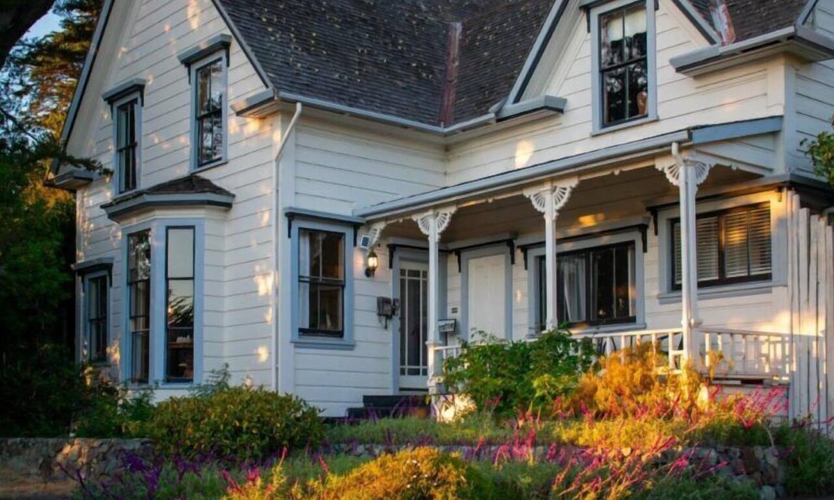 Little River Hotel | Dennen's Victorian Farmhouse