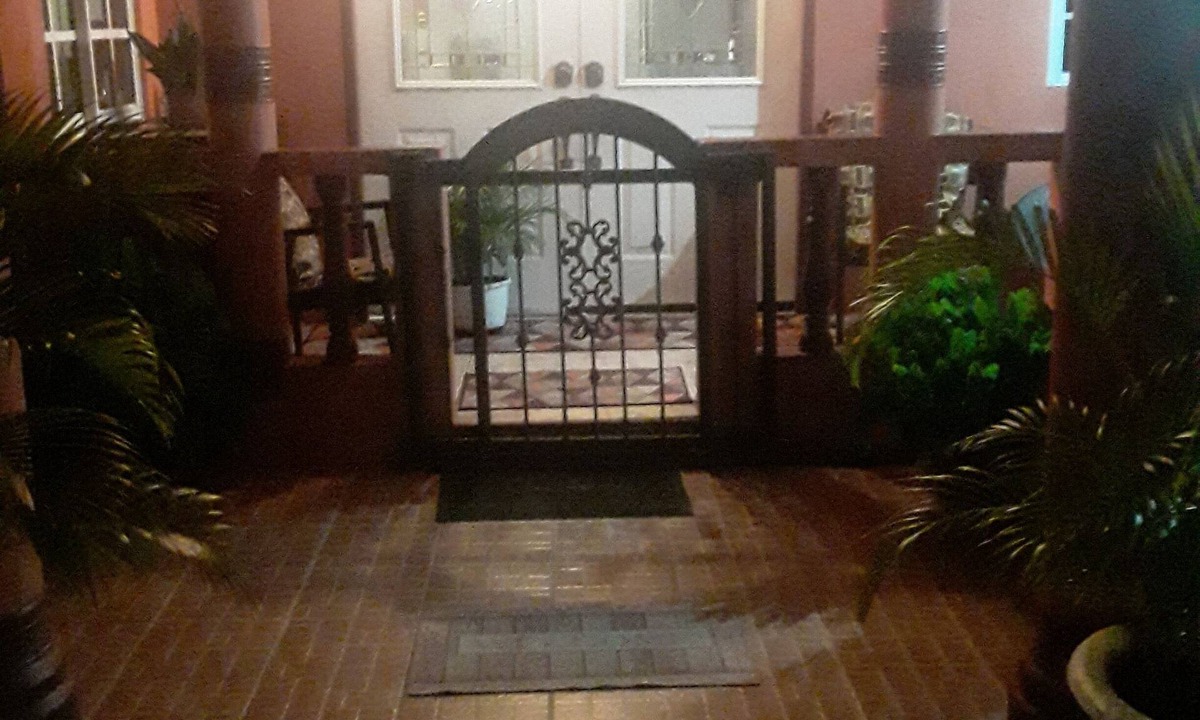 Piarco Bed & Breakfast | Derick's Inn