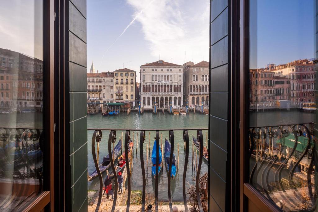 San Polo Apartment | Design Apartment with Balcony on the Grand Canal R&R