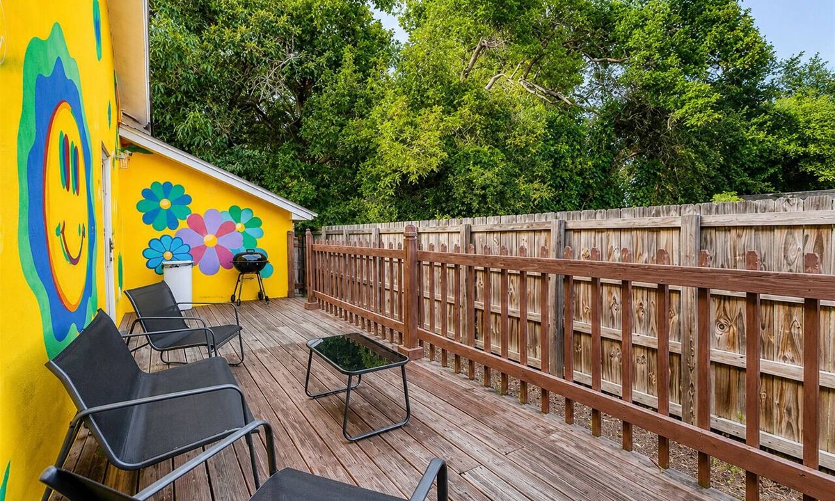 Liberty City Apartment | Design District Studio, free parking &