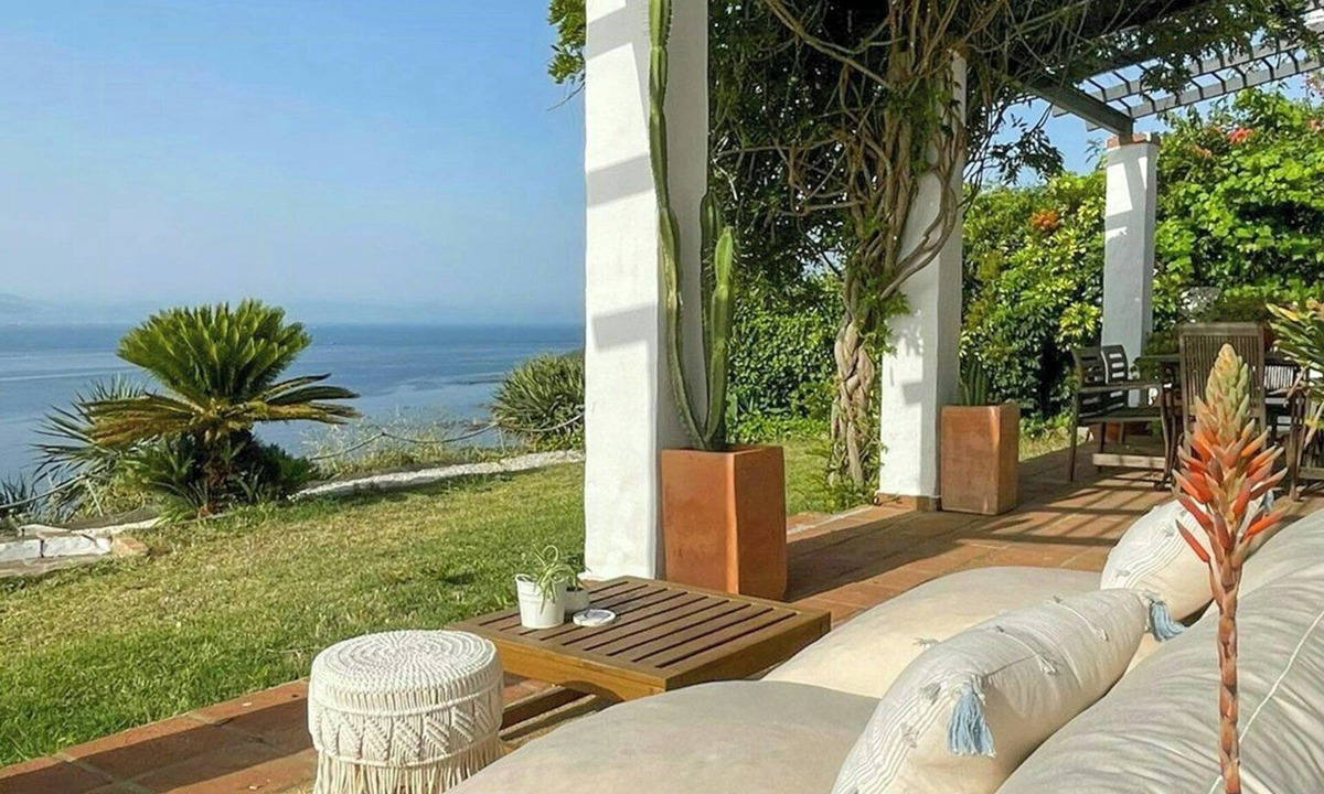 Cabrita House | Design villa between two seas and calm