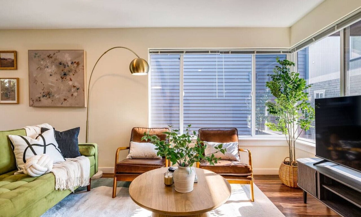East Queen Anne Apartment | Designated Parking · AC · Walks to Space Needle/DT