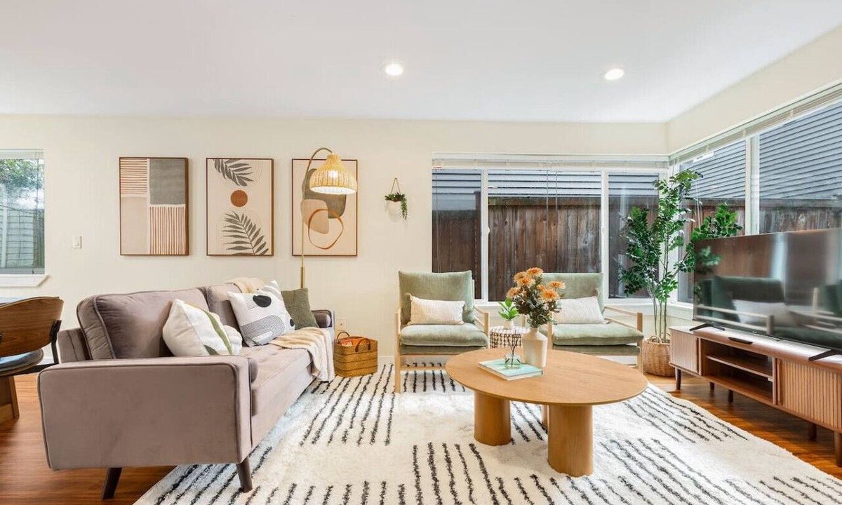 East Queen Anne Apartment | Designated Parking · AC · Walks to Space Needle/DT