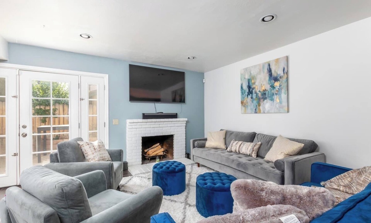 Redlands House | Designed for extended stays, family relocations, or corporate travel, this furnished home offers high-speed Wi-Fi, workspace, and all essentials for a comfortable month-long stay. Private in-law suite, lockable rooms, pet-friendly yard with dog run,