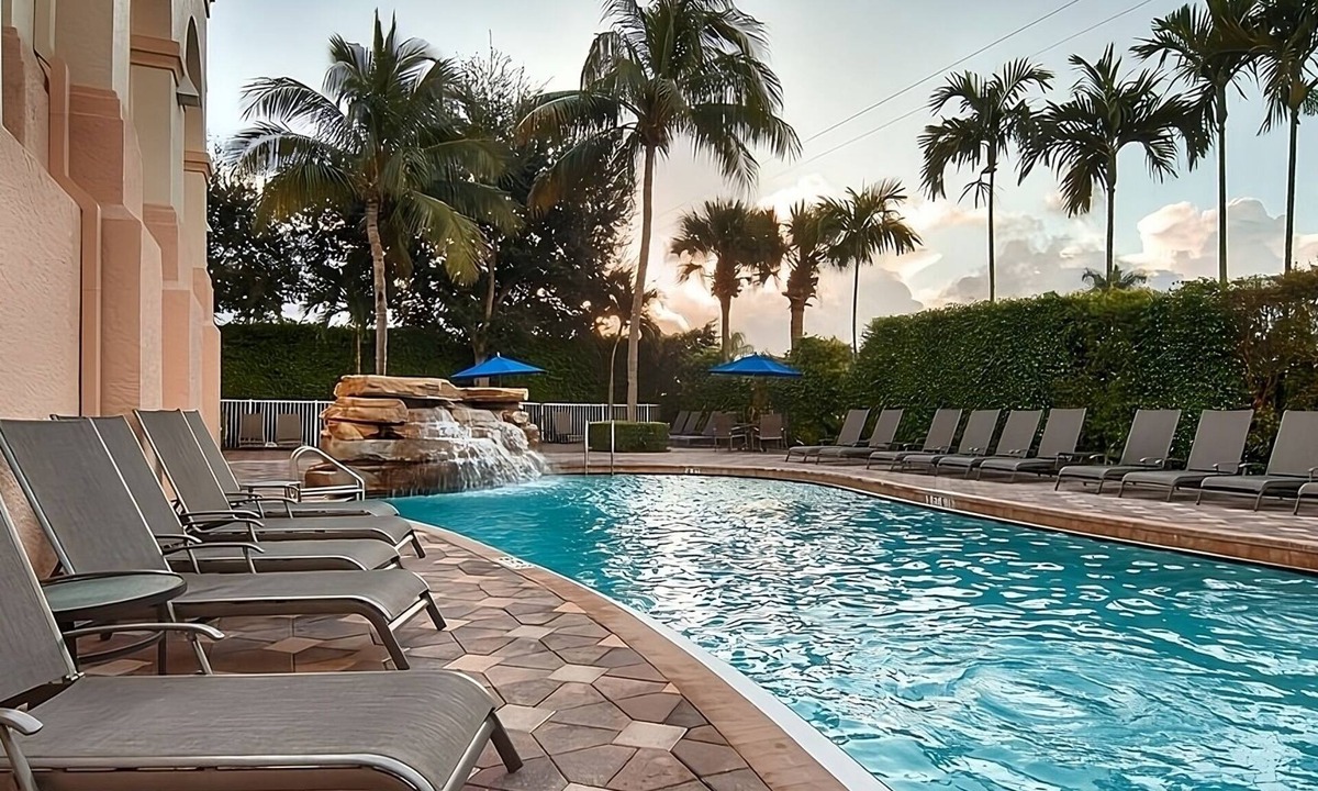Park Shore Hotel | Designed for Memorable Getaways! 2 Units, Outdoor Swimming Pool, Free Parking!