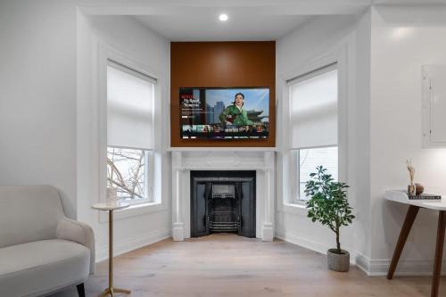 Parkdale House | Designer 2BR Apt Fireplace & Movie Nights