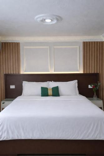 San Cristobal Apartment | Designer 2BR Rooftop Jacuzzi & Views