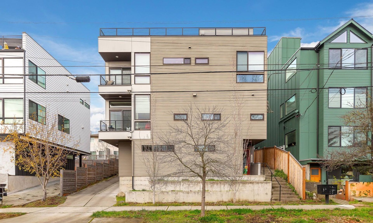 Old Ballard House | Designer 4B2.5B in Ballard sleeps 10