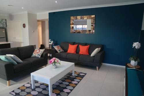 Williams Landing House | Designer Decor Home with 8Beds at Williams Landing