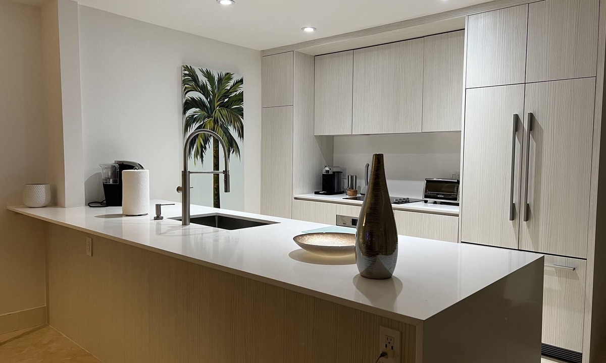 Downtown West Palm Beach Condo | Designer Decorated 2 Bedroom Condo On The Intercoastal! Watch the yachts go by!