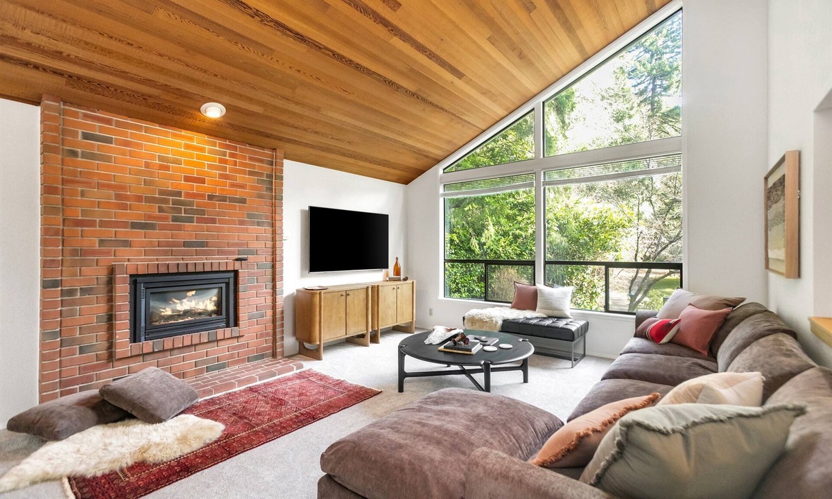 Bainbridge Island House | Designer Forest Retreat with Fireplaces & Deck