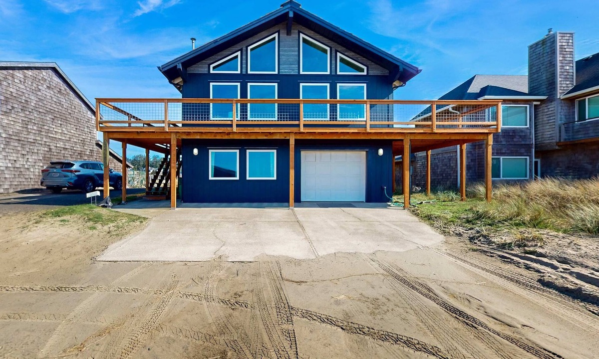 Kiwanda Shores House | Designer home with stunning ocean and sunset views steps to beach dog friendly