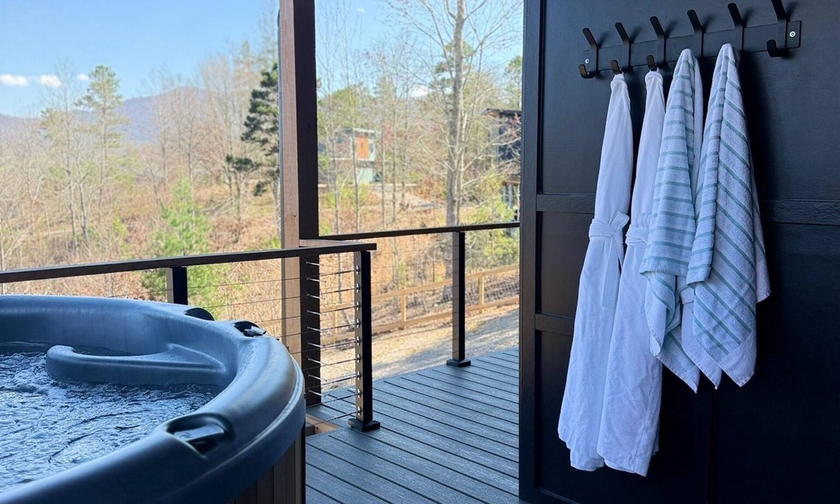 Young Harris House | Designer Mountain Retreat - Hot Tub + Mtn Views + Pickleball + King beds