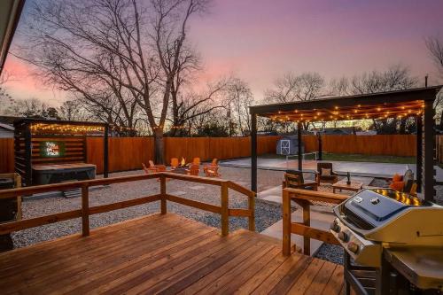 Central Arlington House | Designer Pickleball Hot Tub Basketball 10 minute walk to FIFA AT&T Globe Life and Choctaw Stadiums