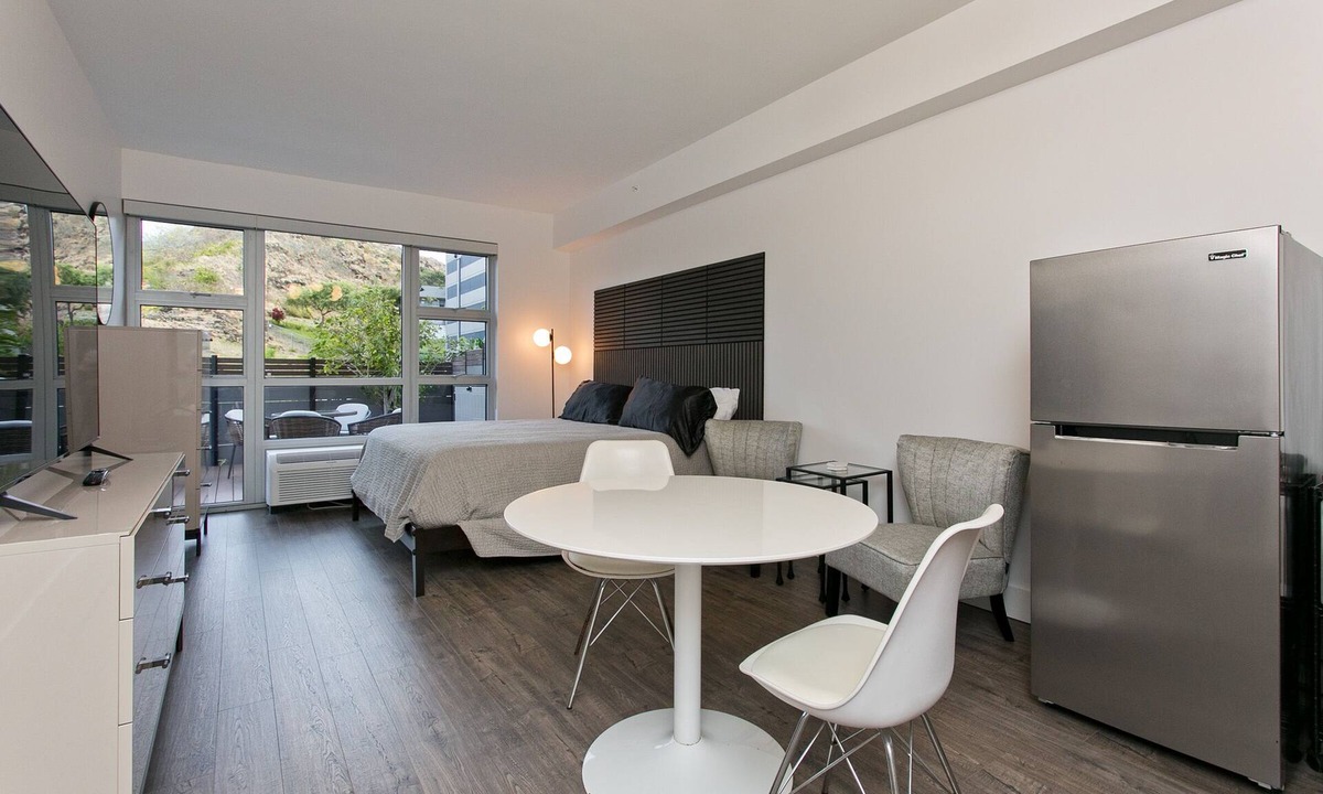 Portlock Condo | Designer Studio in Hawaii Kai! Close to beaches, shopping, and hiking!