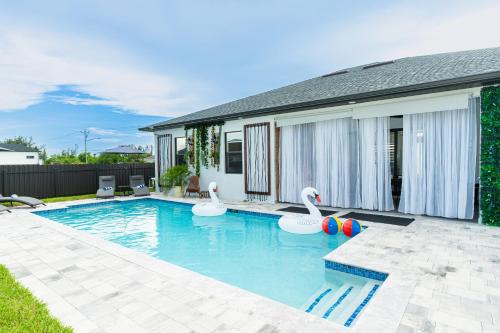 Mariner House | Designer Villa with Heated Pool, BBQ, Firepit, Ideal for Families & Groups