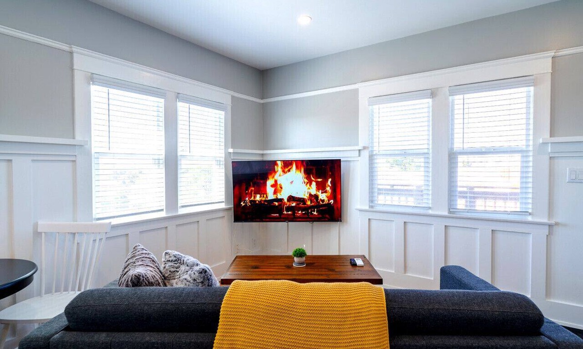 South Park Apartment | Desirable Studio Park Views W/D