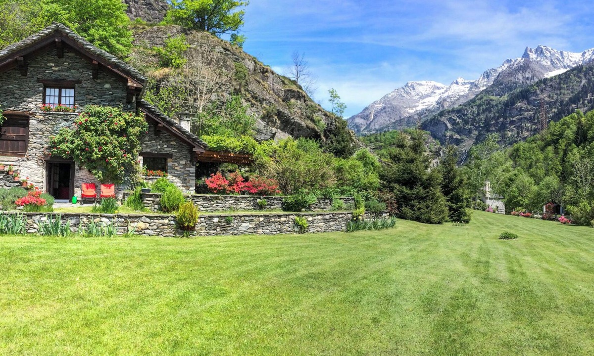 Croveo House | Detached 3½-room rustico with spacious and well-kept garden plot
