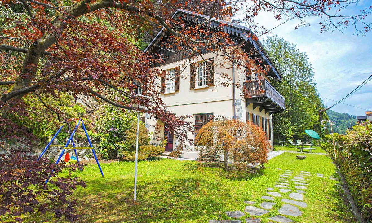 Premeno House | Detached 6½-room house with garden and beautiful lake view