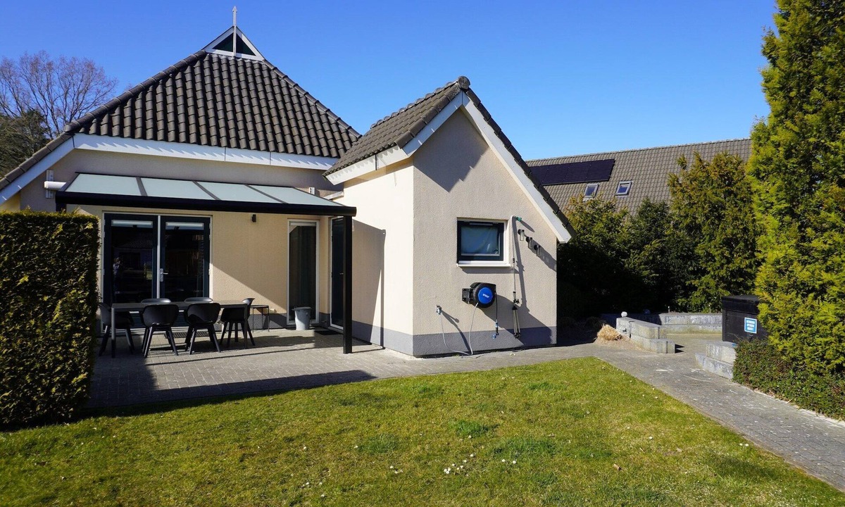 Vlagtwedde House | Detached holiday home with jetty and outdoor spa