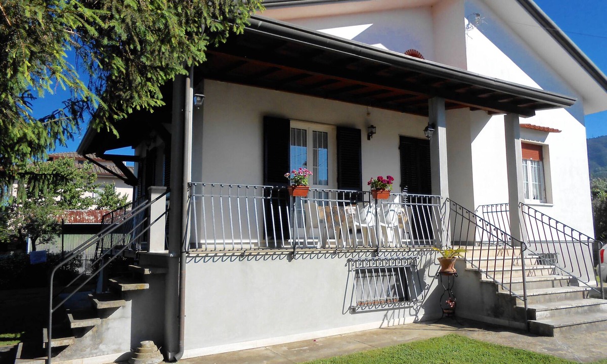 Capanne-Prato-Cinquale Apartment | Detached apartment in small villa with garden in Versilia