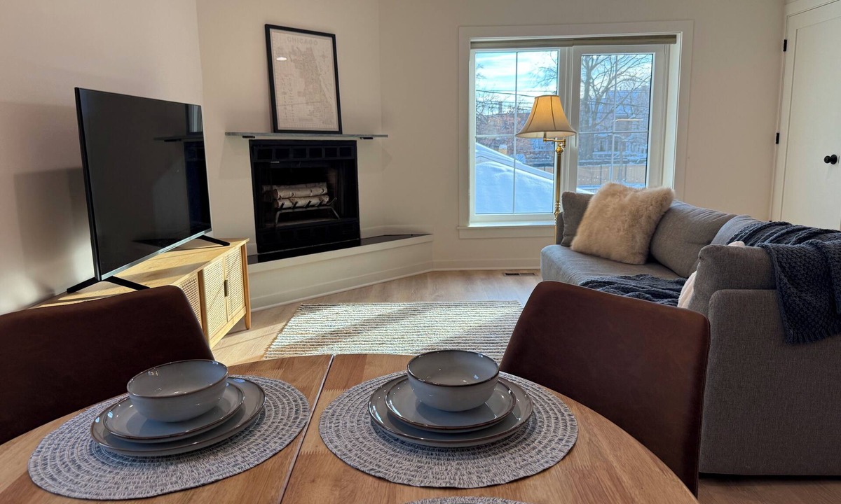 Ravenswood House | Detached, private, spacious, free garage, fast wifi, 5min to metra in Ravenswood