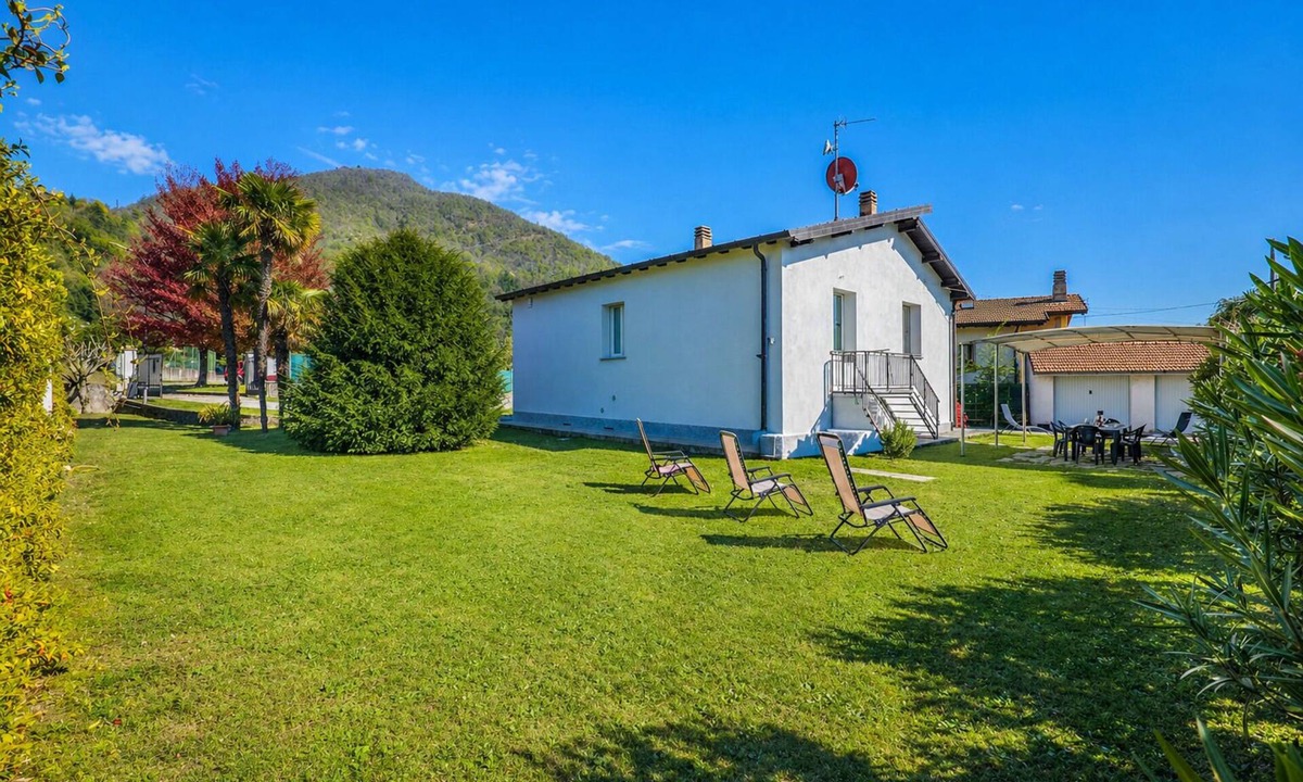 Maccagno House | Detached vacation home with large garden, 2 balconies, parking & e-charging station - only 300 m to Lake Maggiore, central & quiet