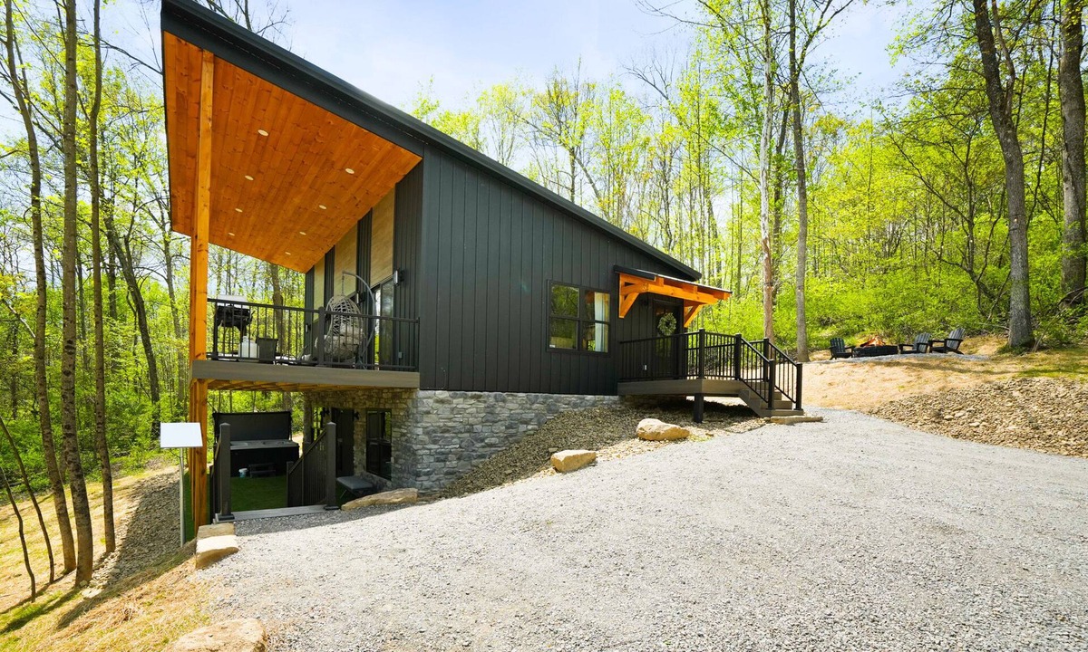McArthur Cabin | Deuce on Goose | Hocking Hills, Hot Tub, Game Room