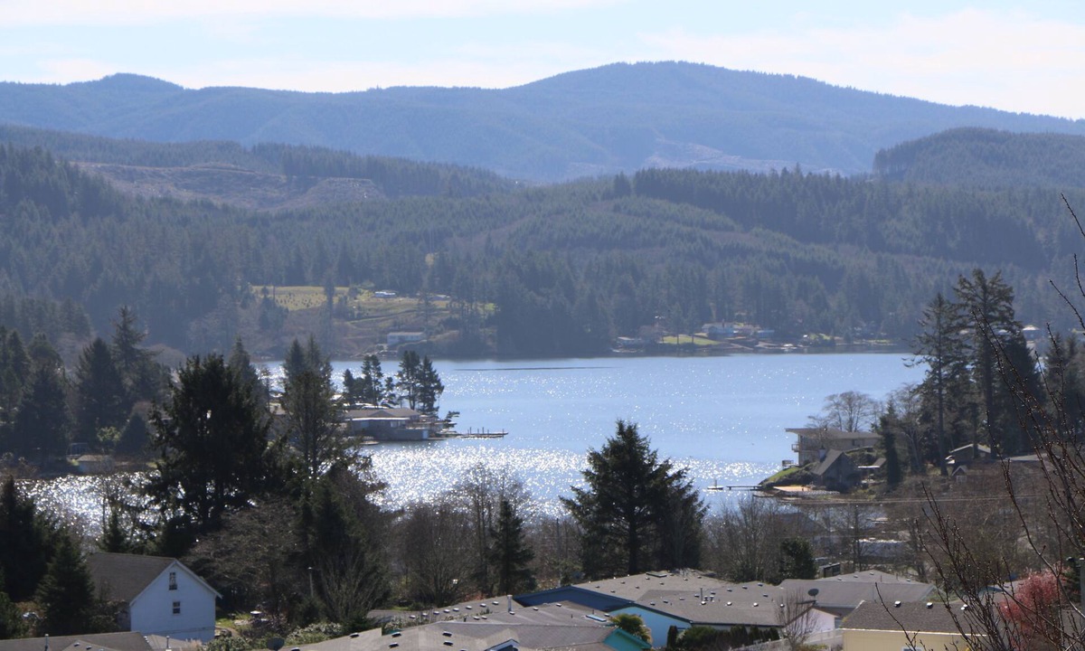 Roads End House | Devils Lake View Beautiful Family Home - STARLINK WIFI, Perfect for a family!