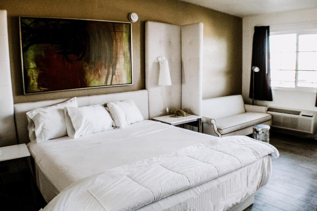 Rosamond Hotel | Devonshire Inn Motel